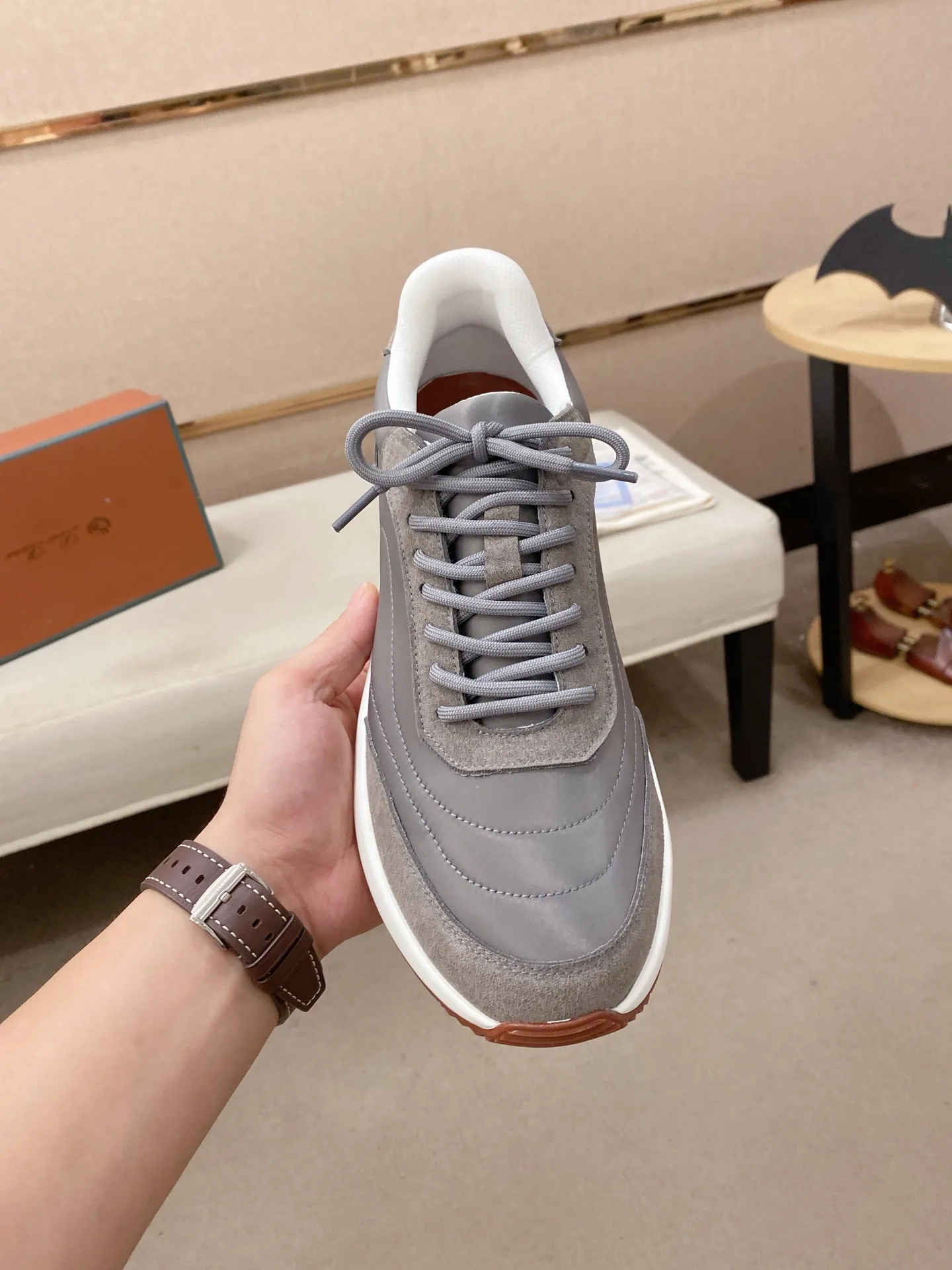 Men's shoes 💰: 462💰🔥𝐥𝐨𝐫𝐨 𝐏𝐢𝐚𝐧𝐚 lp classic loafers, an Italian treasure brand, the only brand that can match Hermès! Only after wearing it do we realize that we can’t live up to our feet. The upper is made of imported first-layer cowhide with breathable fabrics, water-dyed cowhide foot pads, and the official original glass rubber outsole and pendant. Exclusive original packaging (tag ➕ brand paper ➕ outer box ➕ hand bag) code number: 38-44. Can be customized 45-46